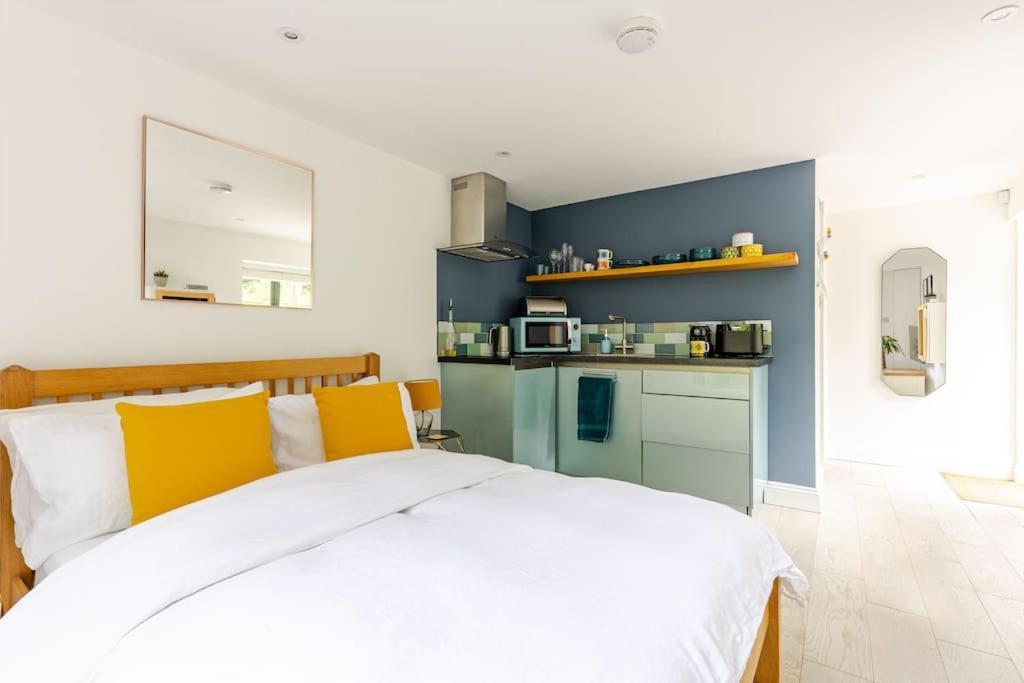 Cosy Cotswolds Retreat Near Bath & Castle Combe Leilighet Chippenham  Eksteriør bilde